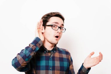 Kulak misafiri olur, dinlemeye çalışır..