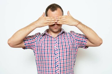 Erkekler gözlerini onun elleriyle kapatır.