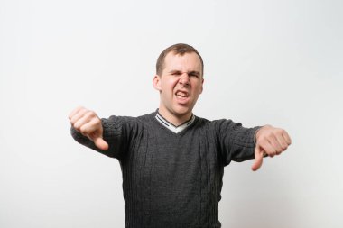 Adam baş parmak hareketi gösteriyor.