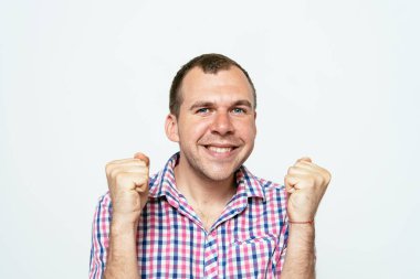 Neşeli, çok mutlu bir adam.