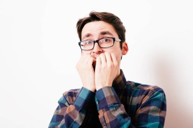 Adam tırnaklarını yiyor.