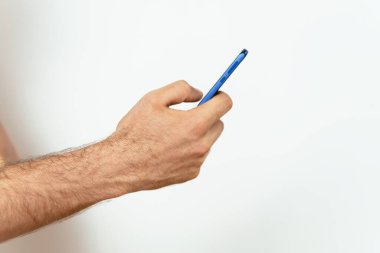 Akıllı telefonu olan bir adam.