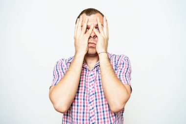 Kafasını elinde tutan genç bir iş adamı