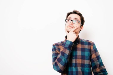 Stüdyoda poz veren adam