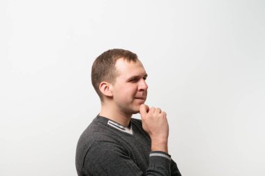 Stüdyoda poz veren adam