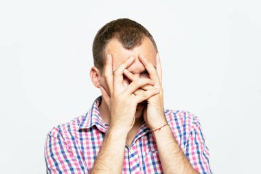 Adam yüzünü kapatıyor.