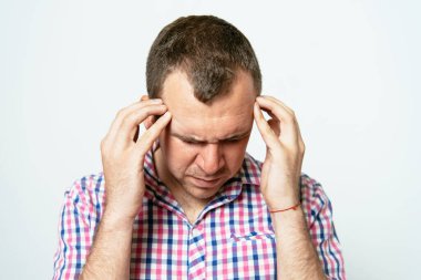 Stüdyoda poz veren adam