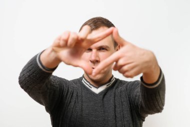 Adam çerçeve eli yapıyor