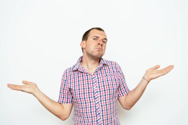 Adam ellerini havaya kaldırıyor.