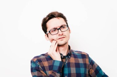 Stüdyoda poz veren adam