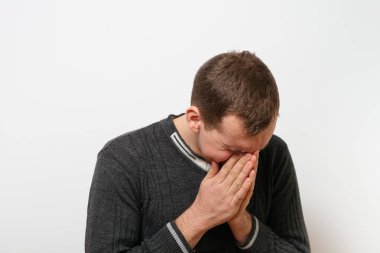 Stüdyoda poz veren adam