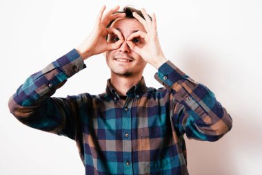 Adam elleriyle dürbün yapıyor.