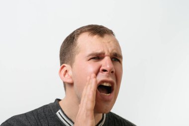 Stüdyoda poz veren adam