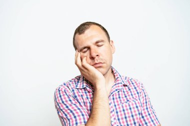 Stüdyo arka plandaki adam