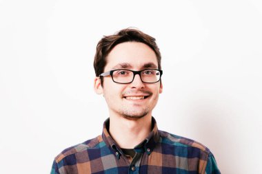 Stüdyoda poz veren adam