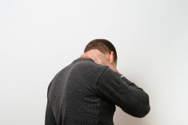 Boyun ağrısı. Arkadaki adam