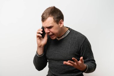 Stüdyoda poz veren adam