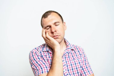 Stüdyo arka plandaki adam