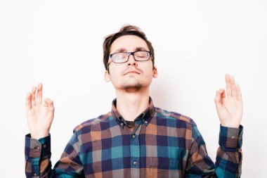 Portre adam, gözleri kapalı, meditasyonda