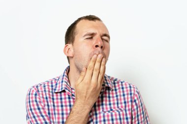 Stüdyo arka plandaki adam