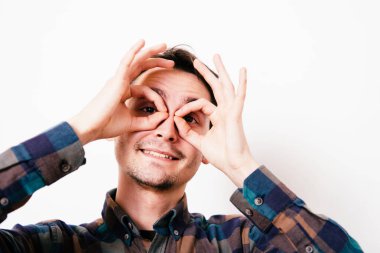 Adam elleriyle dürbün yapıyor.