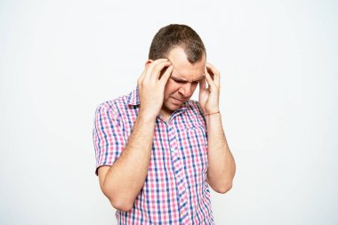 Stüdyo arka plandaki adam