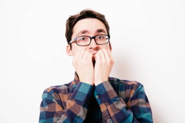 Adam tırnaklarını yiyor.