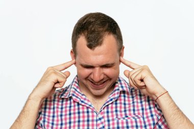 Stüdyoda poz veren adam