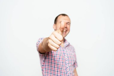 Adam baş parmağını gösteriyor.