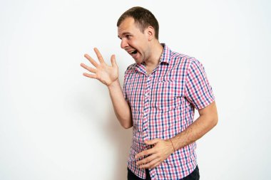 Stüdyoda poz veren adam