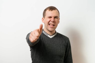 Adam baş parmağını gösteriyor.