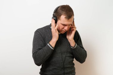 Stüdyoda poz veren adam