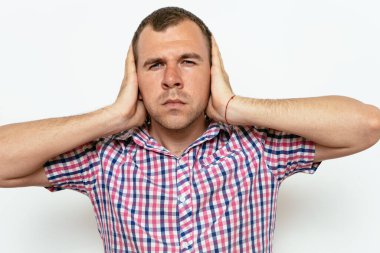 Stüdyoda poz veren adam