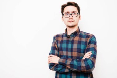 Kollarını kavuşturmuş bir adamın portresi.