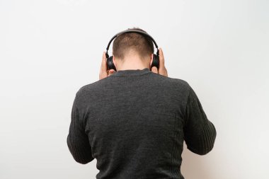 Stüdyoda poz veren adam