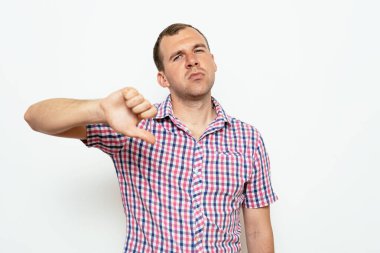 Adam baş parmak hareketi gösteriyor.