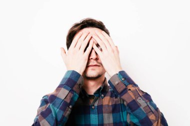 Erkekler gözlerini onun elleriyle kapatır.