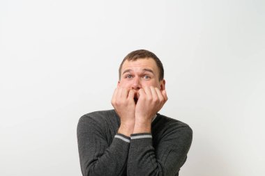 Adam tırnaklarını yiyor.