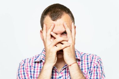 Adam yüzünü kapatıyor.