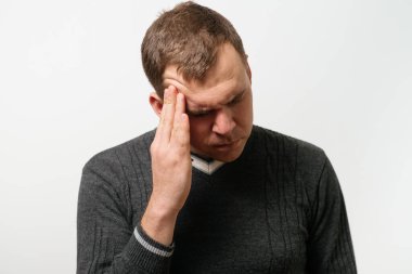 Stüdyoda poz veren adam