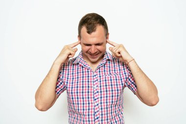 Stüdyoda poz veren adam