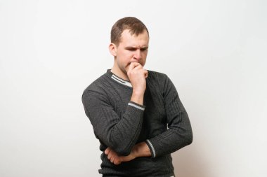 Adam tırnaklarını yiyor.