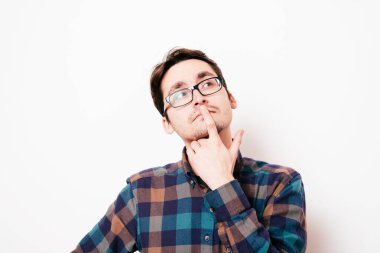 Stüdyoda poz veren adam 