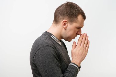 Stüdyoda poz veren adam