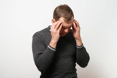 Stüdyoda poz veren adam