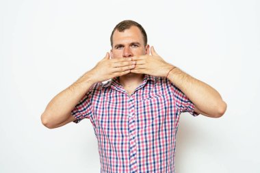 Adam ağzını kapatır.