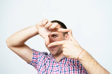 Stüdyoda poz veren adam