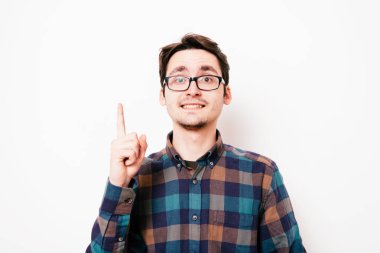 İşaret parmağıyla işaret ediyor.