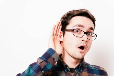 Kulak misafiri olur, dinlemeye çalışır..