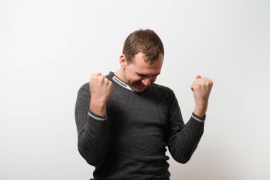 Stüdyoda poz veren adam